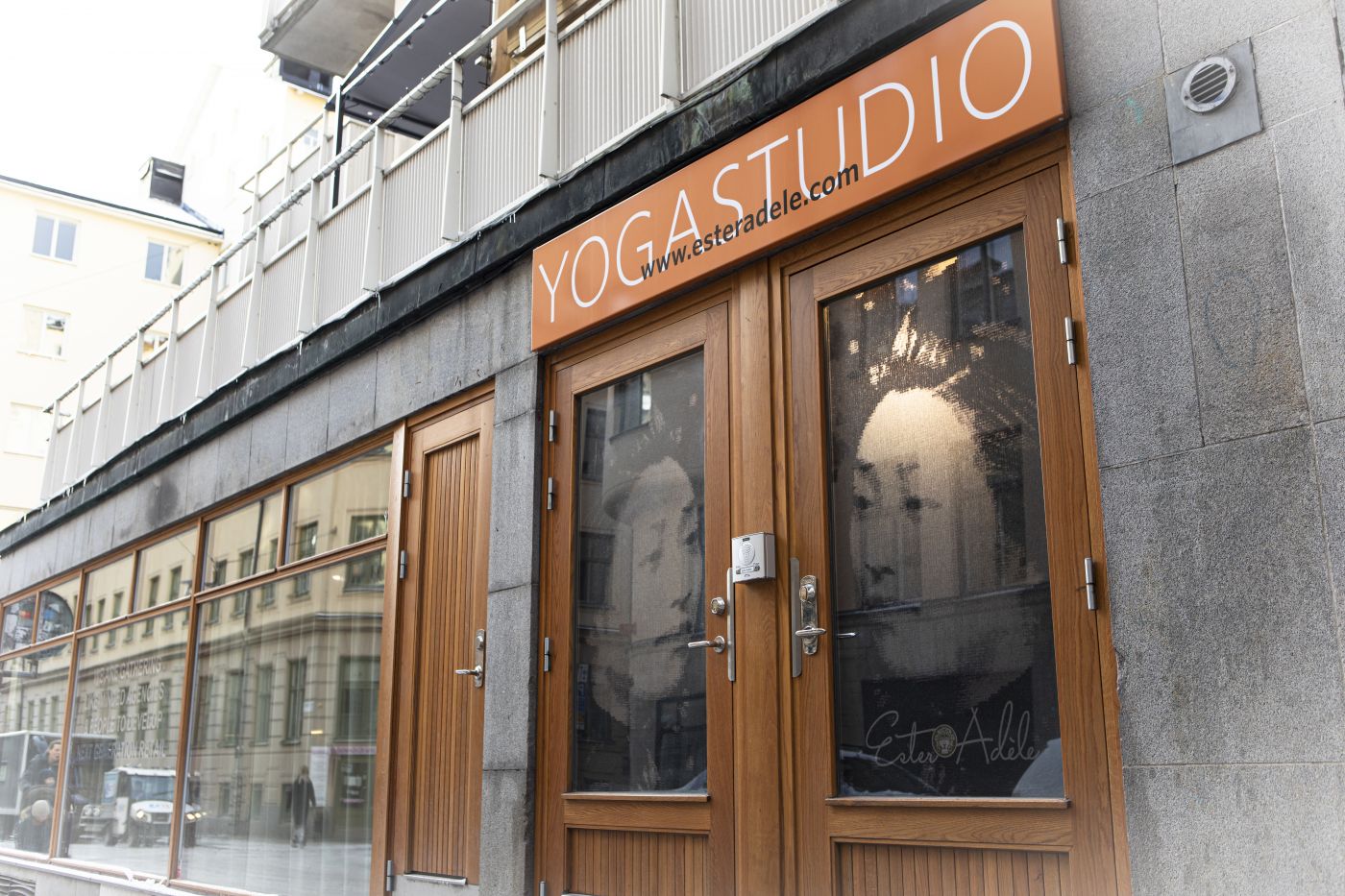 Ingång direkt från Sankt Paulsgatan 22, titta efter en orange skylt där det står Yogastudio, ring sen på porttelefon.
